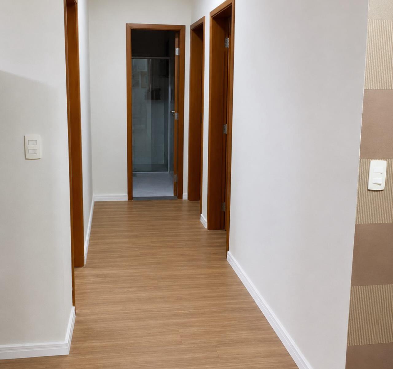 Corredor residencial com piso laminado carvalho claro