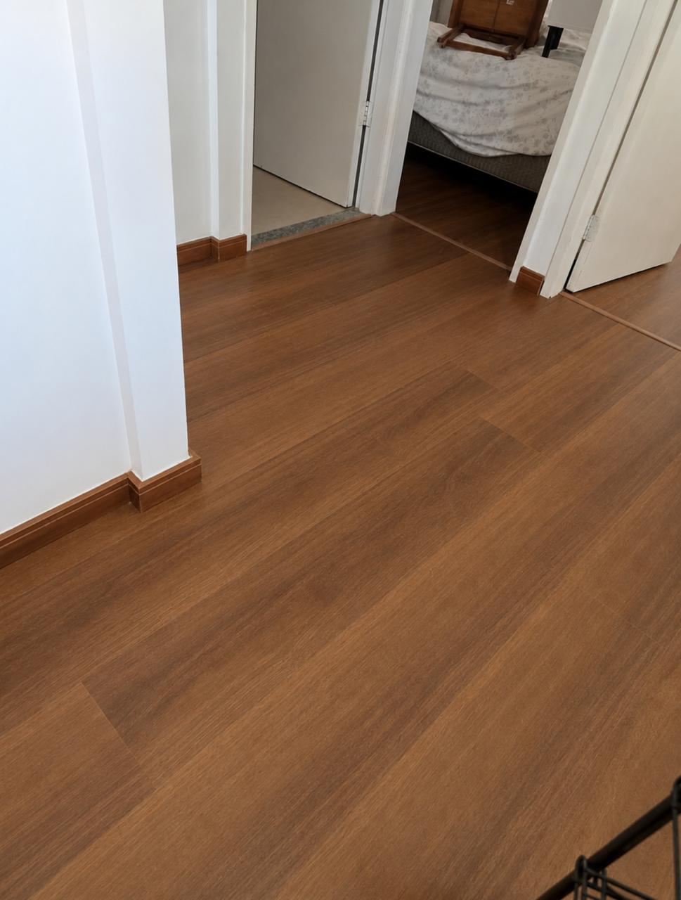 Corredor e quarto com piso laminado cor cumaru