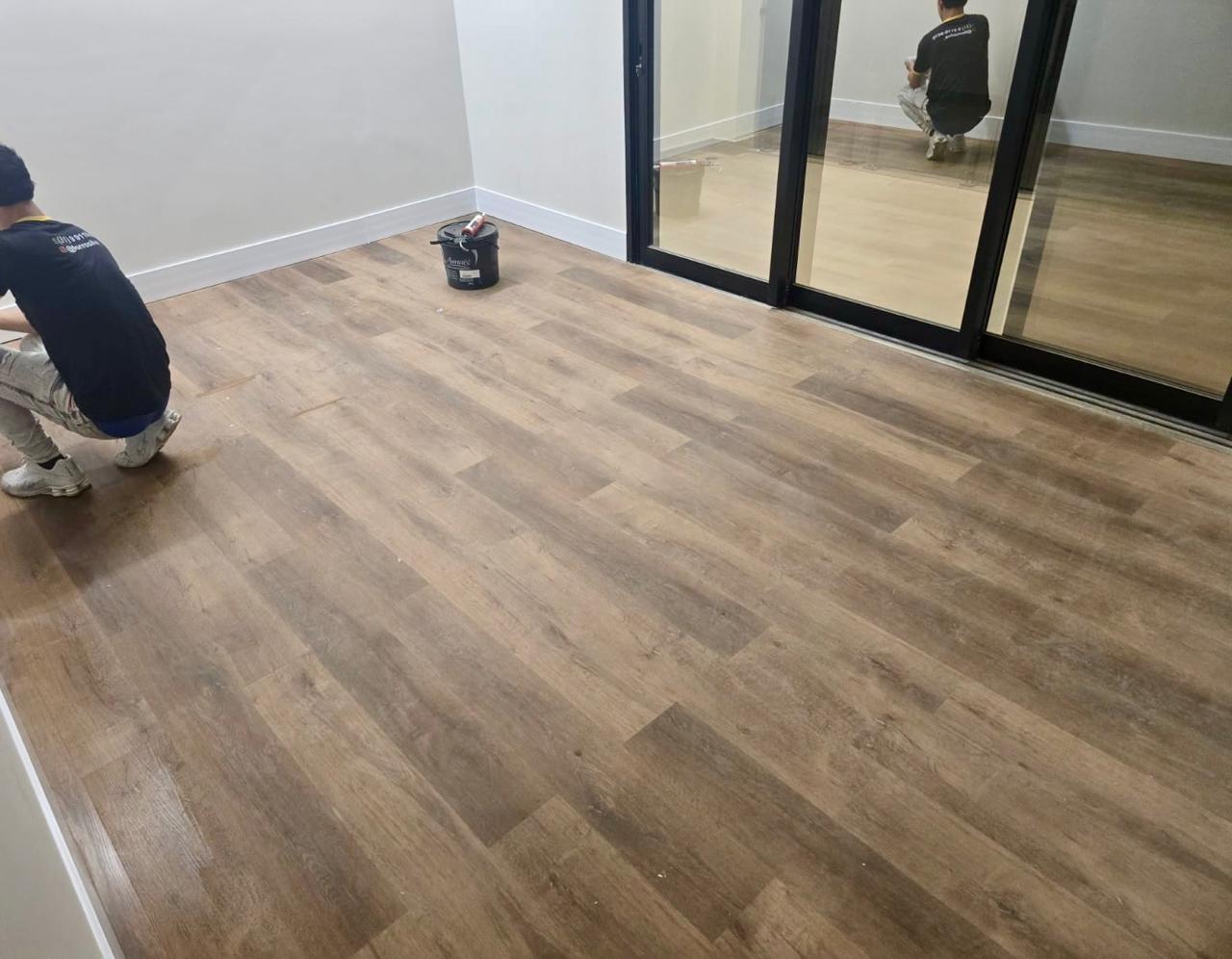 Instalação de piso vinílico amadeirado em sala de estar em Belo Horizonte