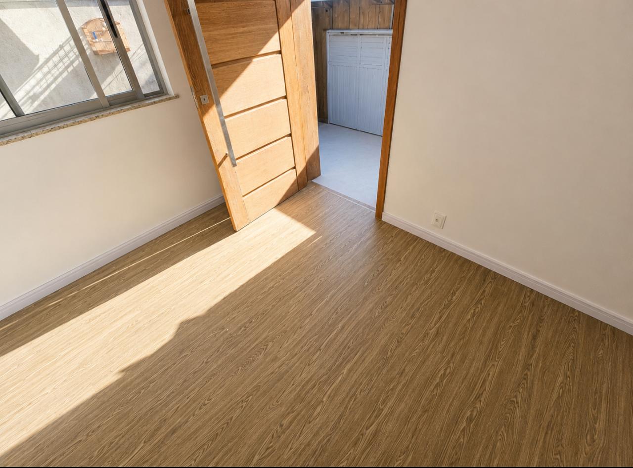 Quarto ensolarado com piso laminado tom nogueira